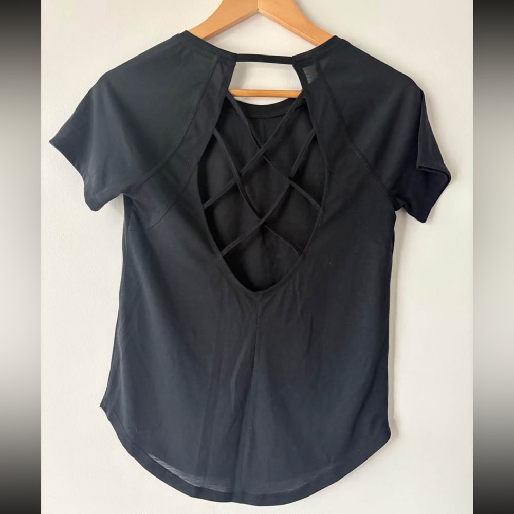 UNDER ARMOUR Black Crisscross Back Women Top, Size XS/S